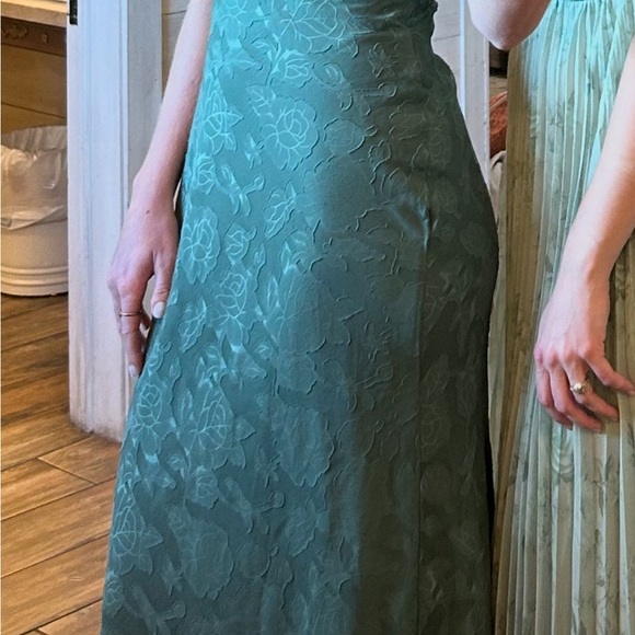 Elegant Olive Green V-Neck Lace Evening Dress - Picture 4 of 5